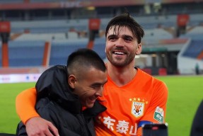 九游体育官网-关于转会期突围战来临，山东泰山围绕亚冠更衣室发声，球迷炸锅，年轻球员得到机会的信息-九游体育官网